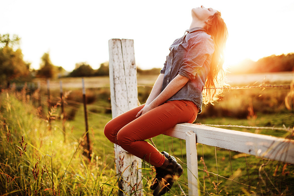 20 Things Every Single Girl Thinks When She Sees A Couple 3