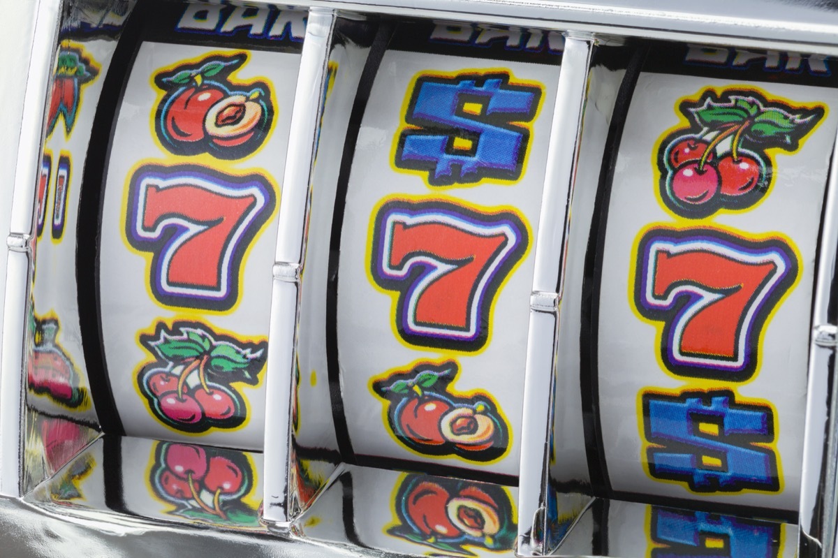 Winning Jackpot with Slot Machine on Lucky Sevens