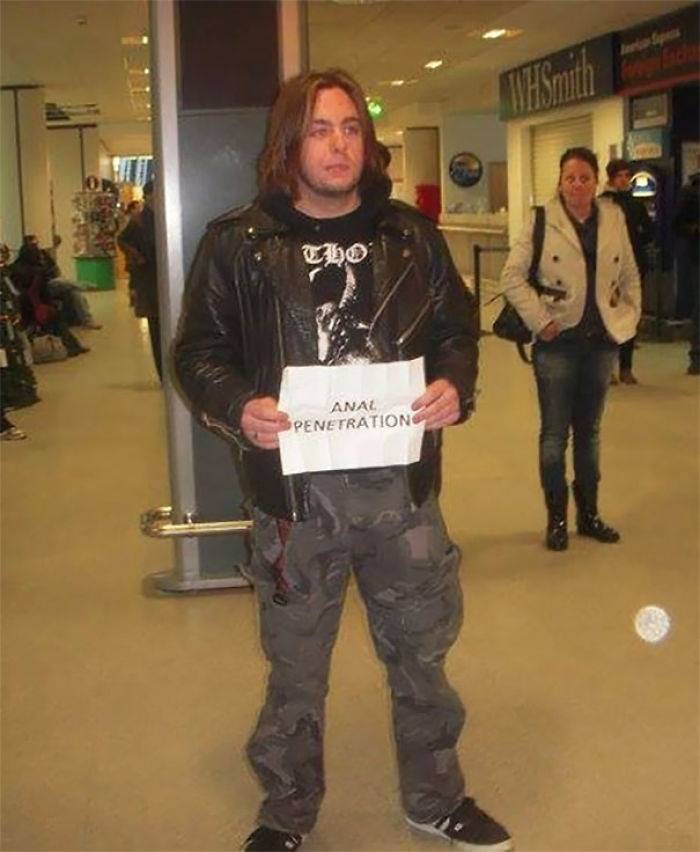 Funny Creative Airport Greeting Signs That Impossible to Miss [85 pics]