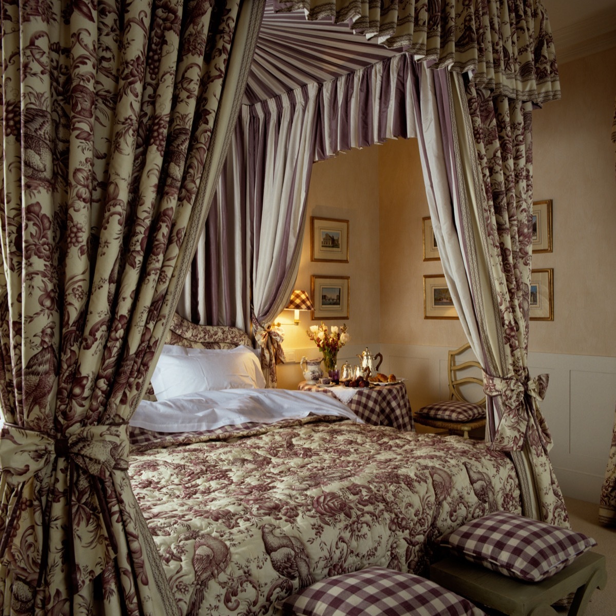 Big Canopy Bed, 90s interior design