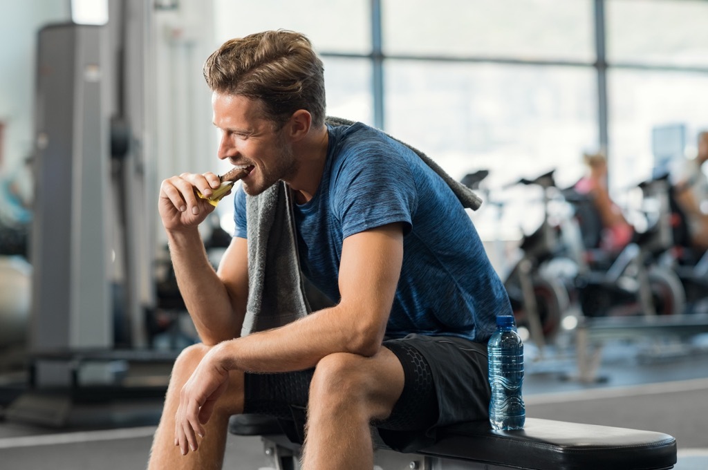 man eating a snack at the gym, weight loss motivation