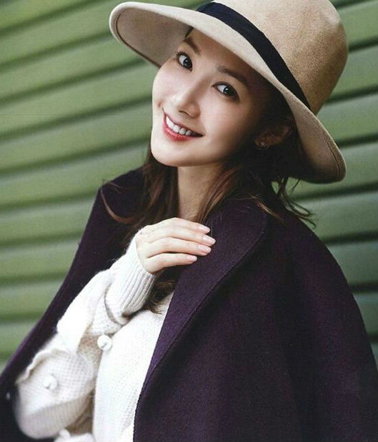 Đội mũ | 15 gợi ý phong cách thời trang của phụ nữ Á Đông | Her Beauty