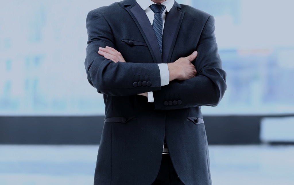 Man with arms crossed body language that kill first impressions