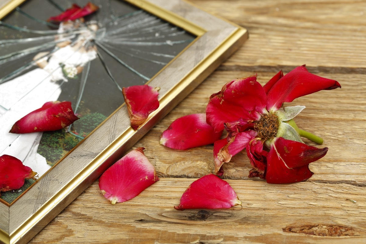 broken picture frame on the floor, 1999 teen choice awards