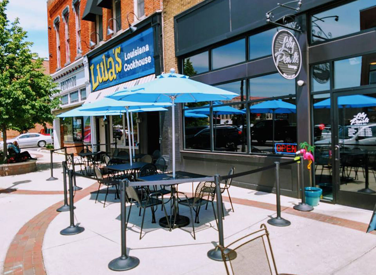 lulas louisiana cookhouse store front tables