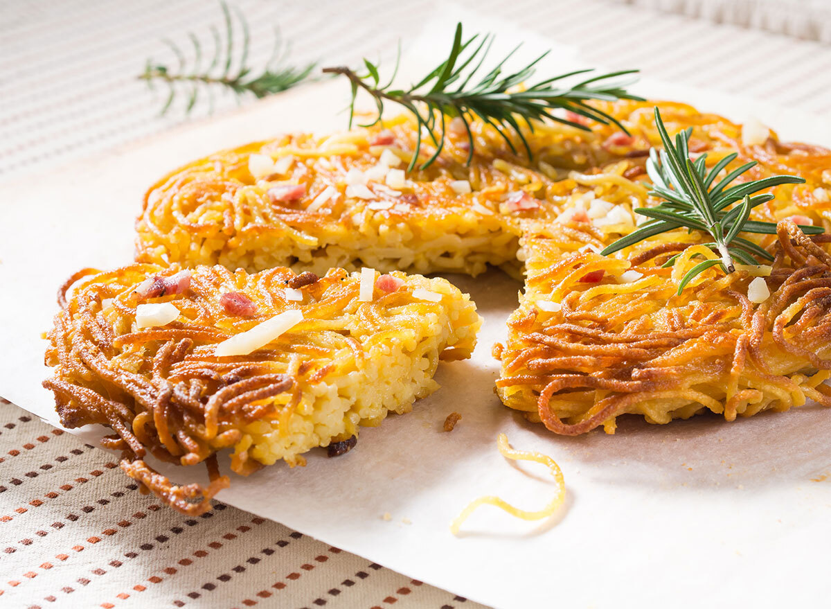 whole spaghetti pie with slice