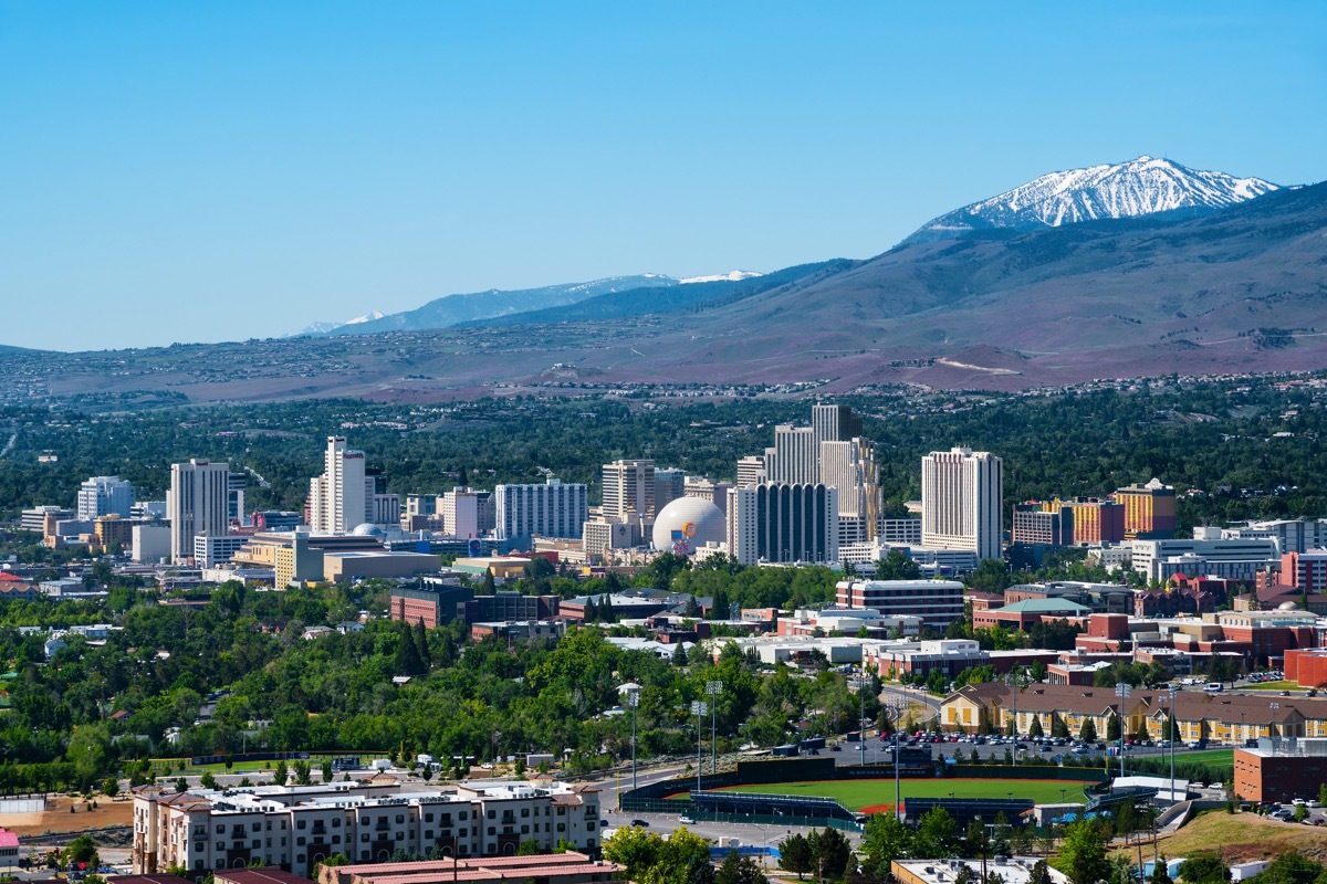 cityscape photo of mountains and skyline in Reno, Nevado