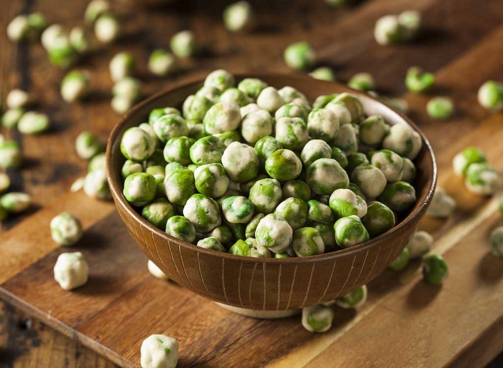 dried peas in brown bowl iron rich foods