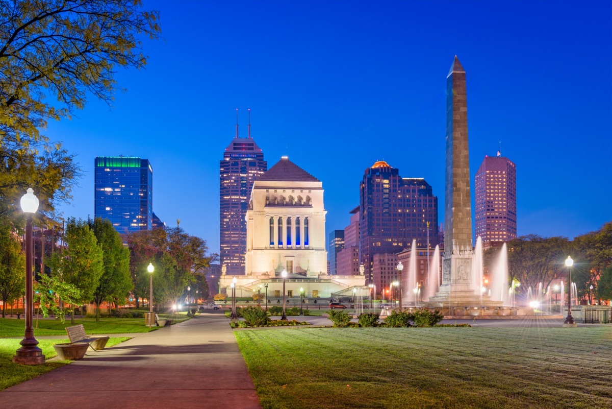 USA War Memorials and city skyline in Indianapolis, Indiana at twilight