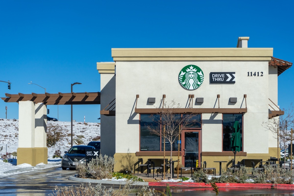 Hesperia, CA / USA - December 28, 2019: Located at Ranchero Rd and I-15 in the town of Hesperia, California, this Starbucks is a popular stop for travelers in the Mojave Desert. (Hesperia, CA / USA - December 28, 2019: Located at Ranchero Rd and I