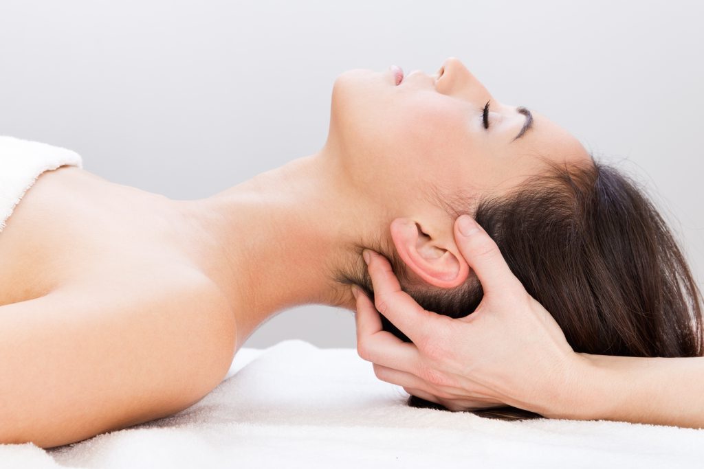 Liệu pháp mát xa vùng xọ | 10 kỹ thuật mát-xa thay thế mà bạn cần trải nghiệm | Her Beauty