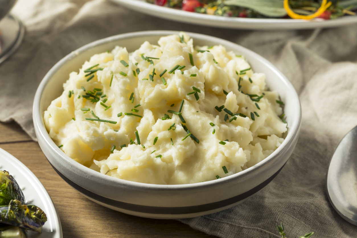 Mashed potatoes and chives in white and blue bowl