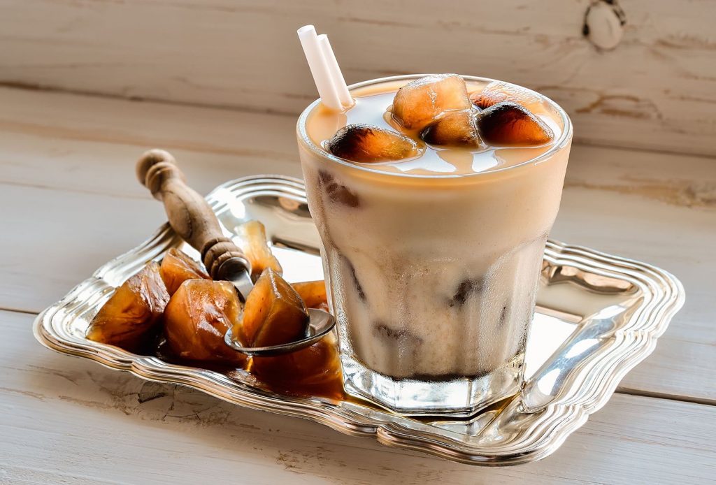 Молоко с кофейным льдом | 10 крутых рецептов холодного кофе | HerBeauty