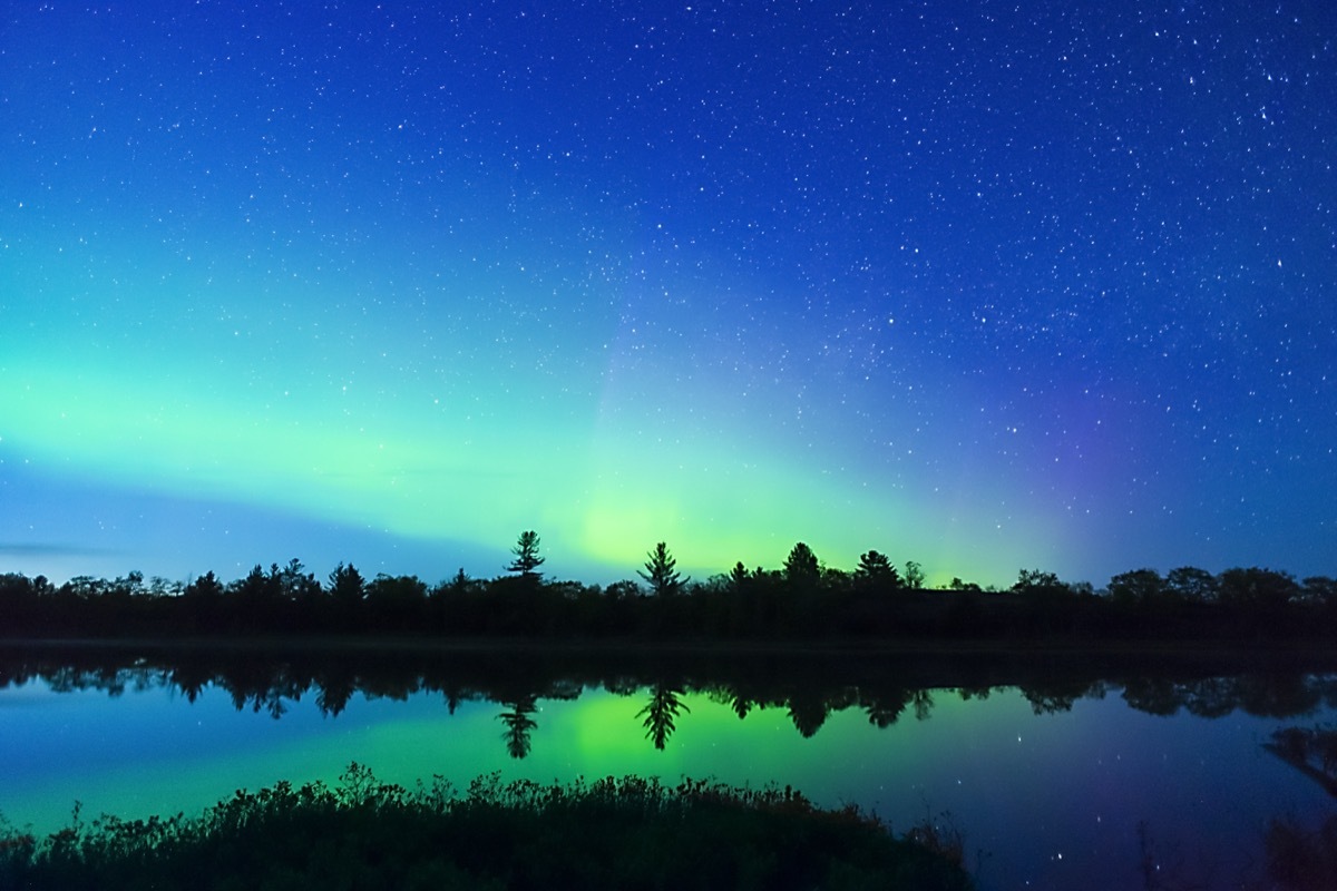 northern lights low on horizon