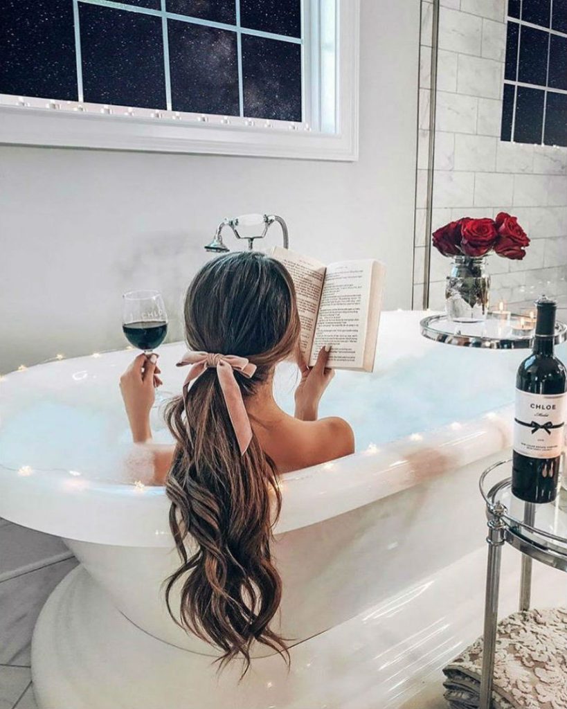 Godersi un bagno rilassante | 7 incredili benefici di bellezza del sale marino | Her Beauty