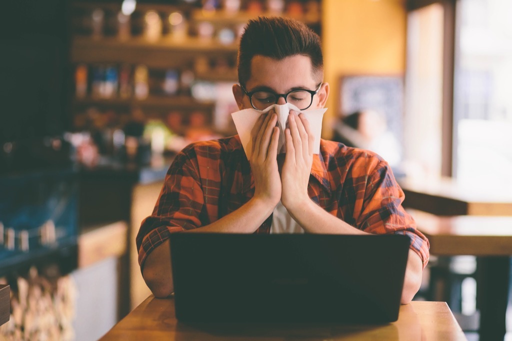 guy sneezing pet peeves in relationships