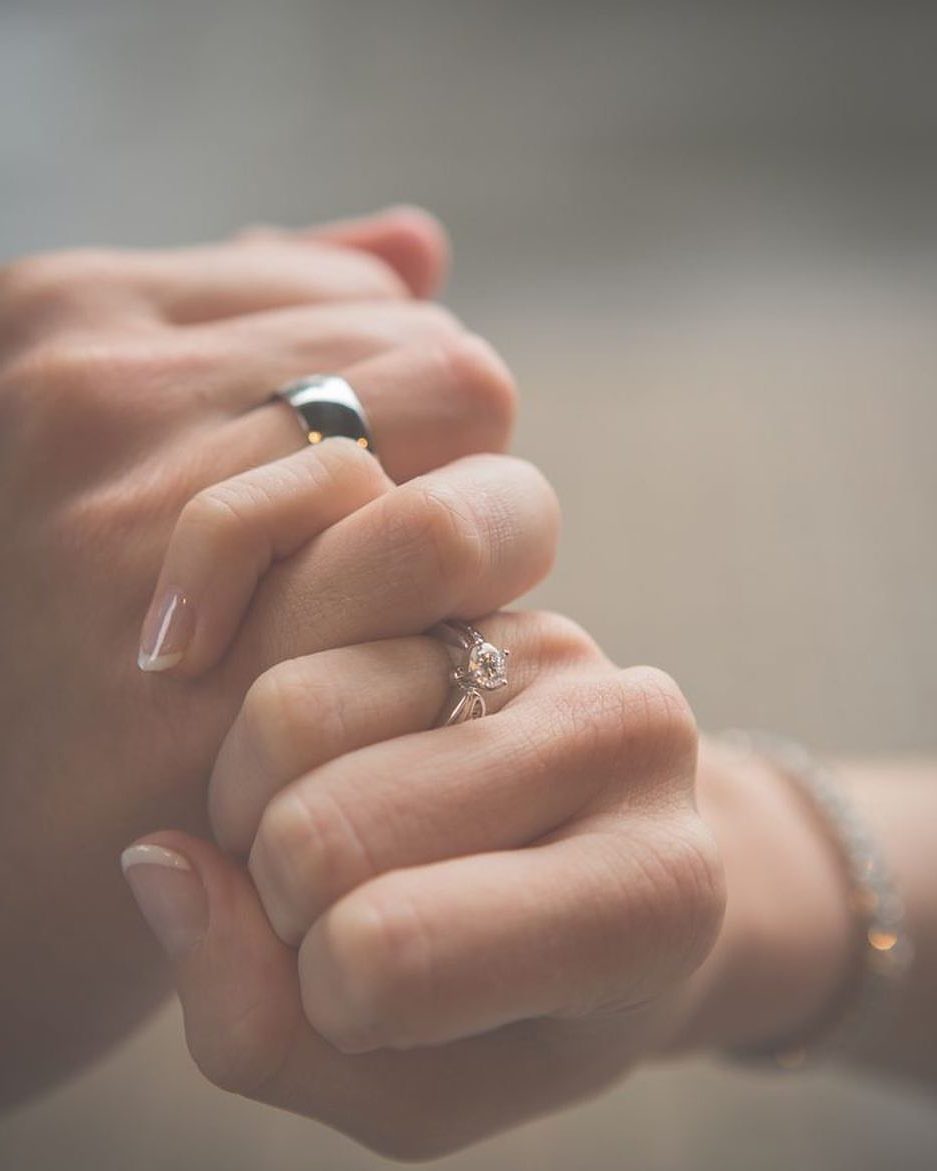 One-finger hook | The Way You're Holding Hands Reveals More About Your Relationship Than You Think | Her Beauty