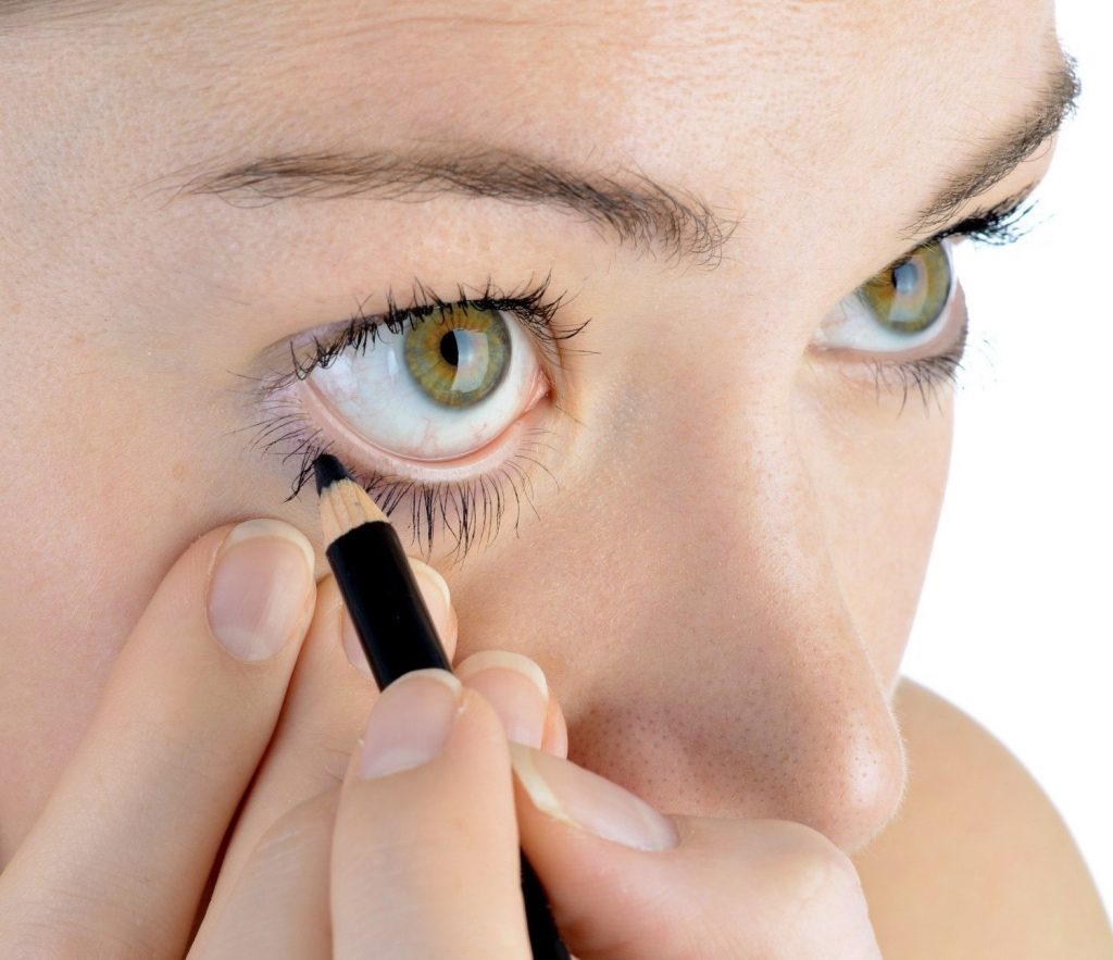  small dots along your lash line | How To Apply Mascara Like A Pro | Her Beauty