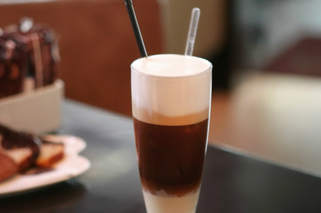 Кофе фредо | 10 крутых рецептов холодного кофе | HerBeauty