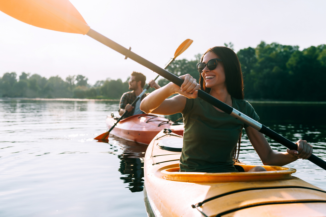 couple kayaking for their first date