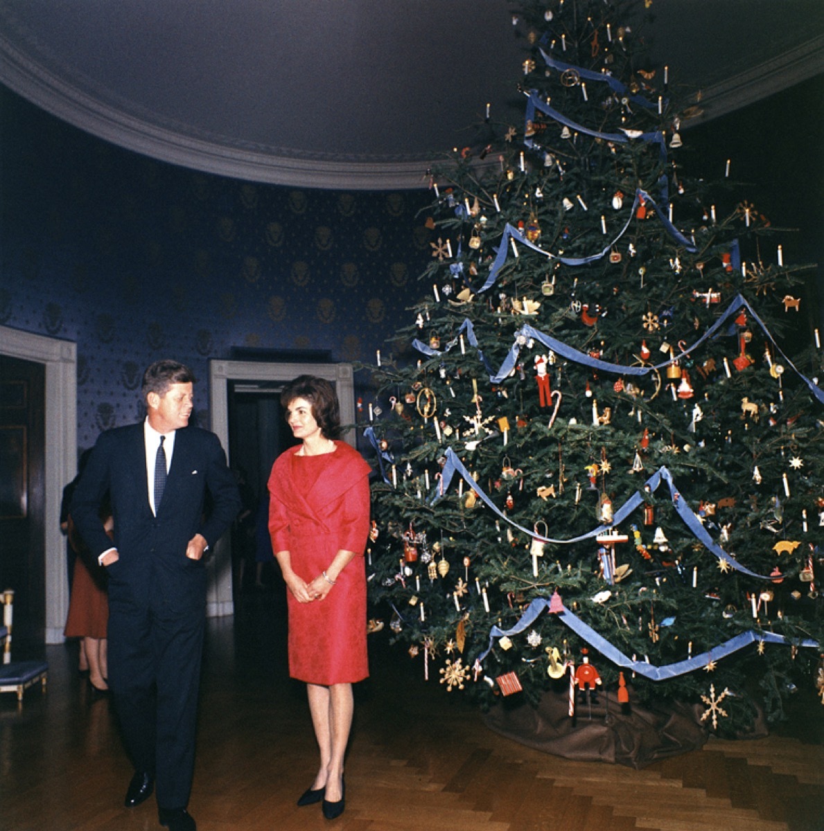 john f. kennedy and jaqueline kennedy onassis in blue room at white house with christmas tree