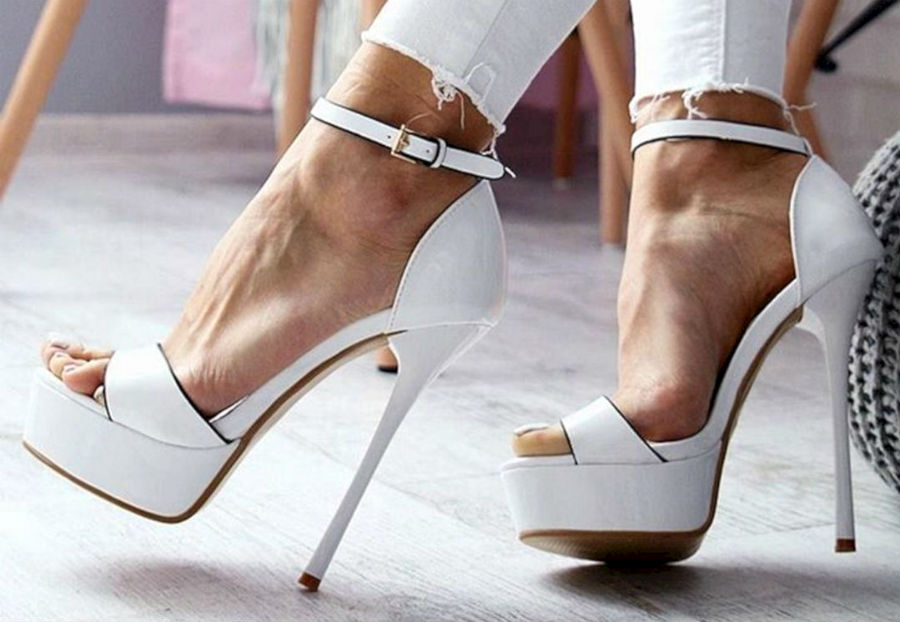 Tacones extremadamente altos | 7 Cosas Que Las Chicas Piensan Que Impresionan A Los Chicos Pero No Lo Hacen | Her Beauty