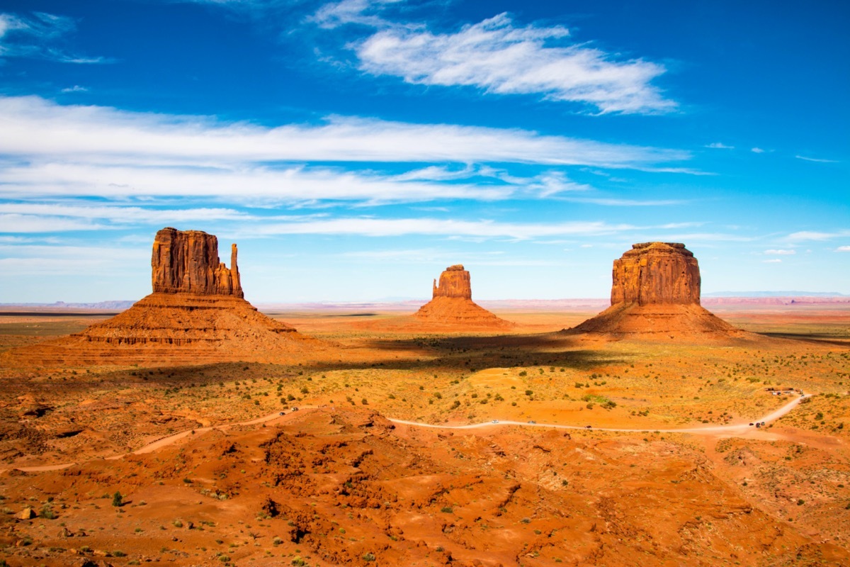 monument valley between the border of arizona and utah