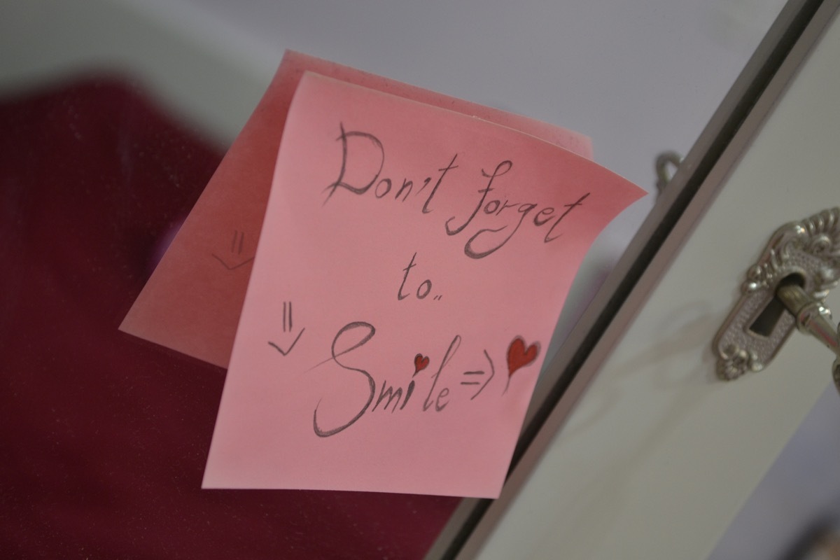 Don't forget to smile positive affirmation post-it note